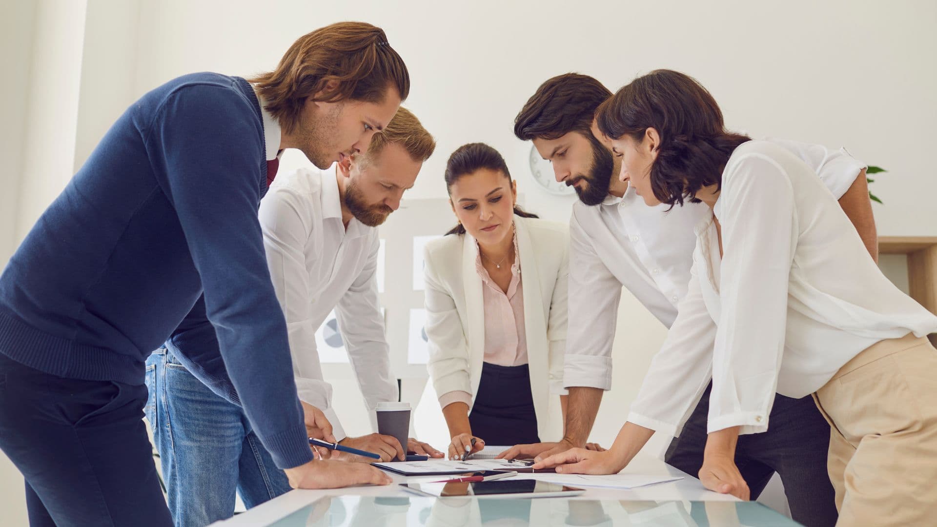 Gründer arbeitet konzentriert an einem Businessplan mit Laptop und Unterlagen